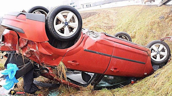 FOTO: Auto skončilo na streche: Za hrozivo vyzerajúcou nehodou bol alkohol