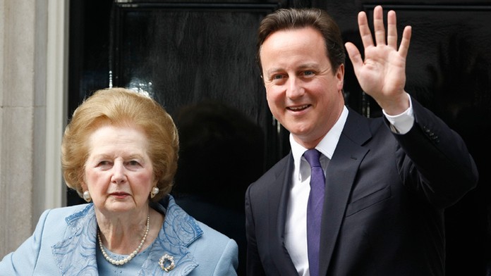 Na snímke z 8. júna 2010 bývalá britská premiérka Margaret Thatcherová a britský premiér David Cameron.