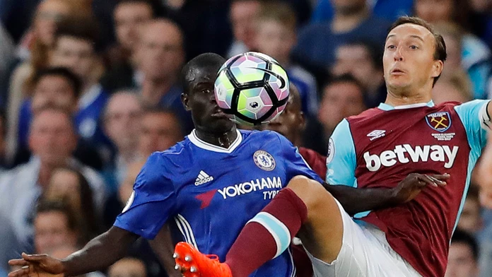 Hráč Chelsea N'Golo Kante (vľavo) a hráč West Hamu Mark Noble.