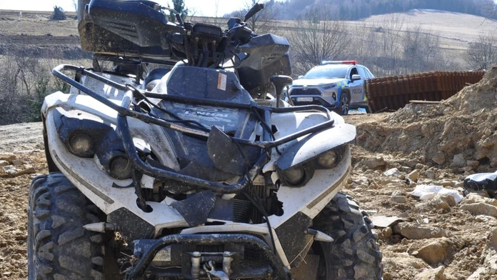Iba 12-ročný chlapec na Orave sadol na štvorkolku a zrútil sa zo svahu. Jeho spolujazdec (15) skončil v nemocnici