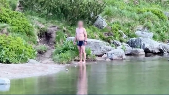 Namiesto kúpalísk sa niektorí turisti ovlažujú v tatranských plesách