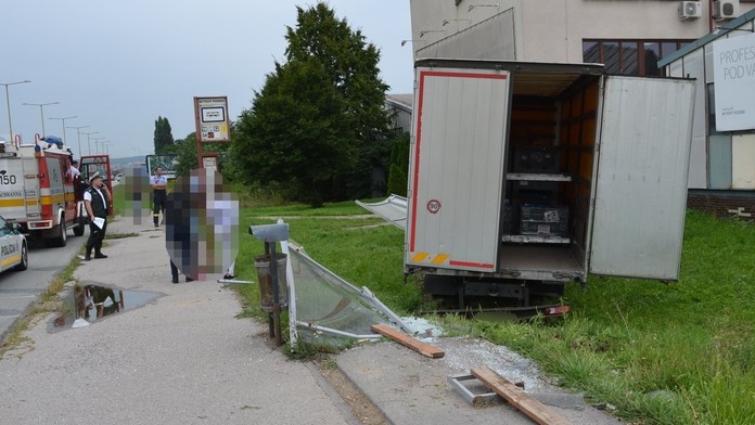 Zdemolovaná zastávka.