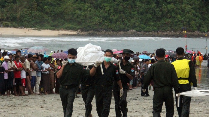 Záchranári nesú telá, ktoré vylovili z vôd rybárskymi plavidlami v mjanmarskej obci Laung Lone.