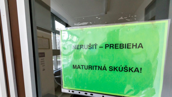 Písomné maturity zo slovenského jazyka a literatúry v Bratislave.