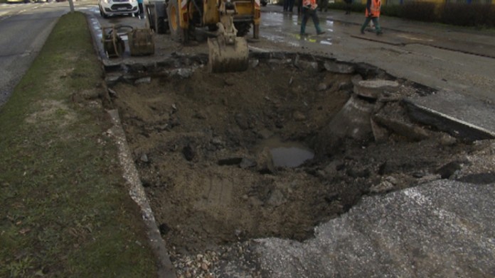 Diera po prasknutom potrubí.