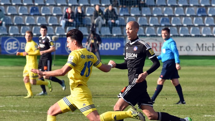 Na snímke vľavo hráč MFK Zemplín Michalovce Vernon De Marco, vpravo hráč AS Trenčín Ryan Koolwijk