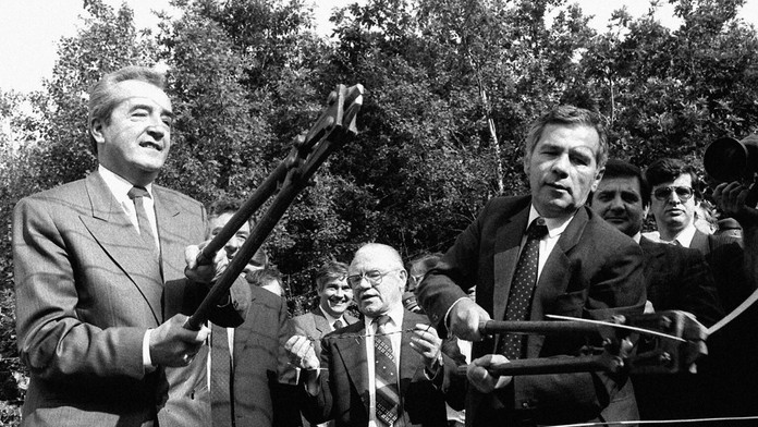 Gyula Horn (vpravo) spolu s Aloisom Mockom prestrihávajú ostnatý drôt na maďarsko-rakúskej hranici. 