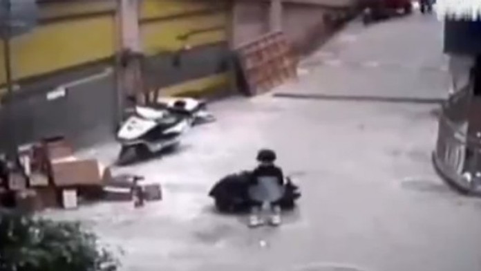 Dievčatko vtiahol silný tlak do šachty druhého kanála. 