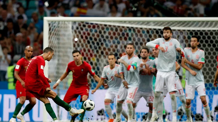 Cristino Ronaldo vyrovnáva z pokutového kopu zápas proti Španielsku na MS v Soči.