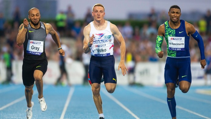 Fehérváry sa teší spolu s Ovečkinom a ďalšími spoluhráčmi z gólu.