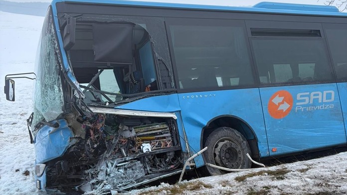 Zrážka autobusu a osobného auta pri Diviackej Novej Vsi