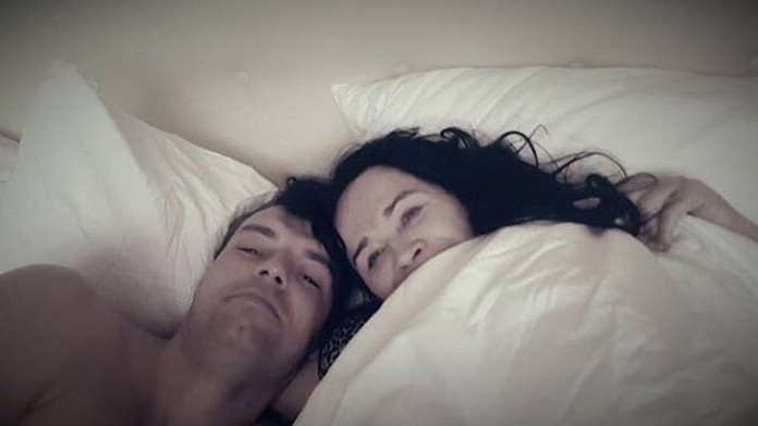 Gregorovej ohrdnutý zajačik sa nevzdáva. Po nemravných odkazoch prišlo aj video