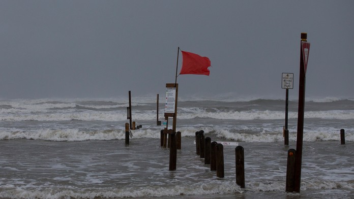 Obrovské vlny narážajú na mólo.