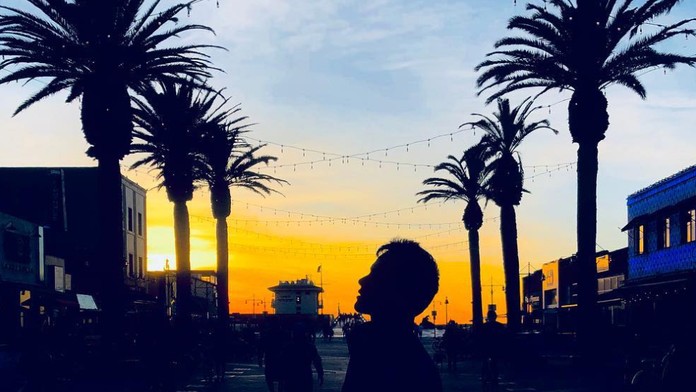 Na snímke španielsky automobilový pretekár Fernando Alonso sa pripravuje pred tréningom na okruhu Indianapolis Motor Spedway.