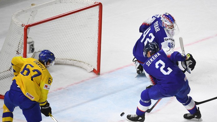 Majster vlastných gólov Andrej Sekera pomohol Švédom v predĺžení.