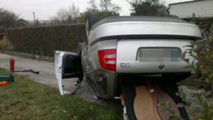 Prevrátené auto - 4