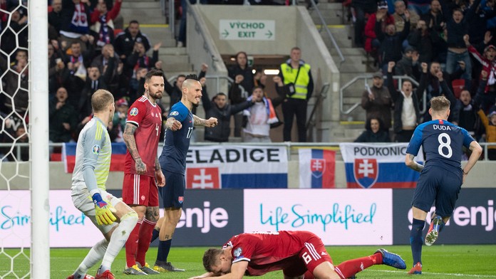 Ondrej Duda (vpravo) oslavuje gól v kvalifikácii ME 2020 Sproti Maďarsku.