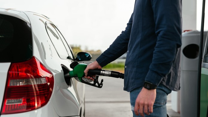 Muž tankuje benzín na pumpe 