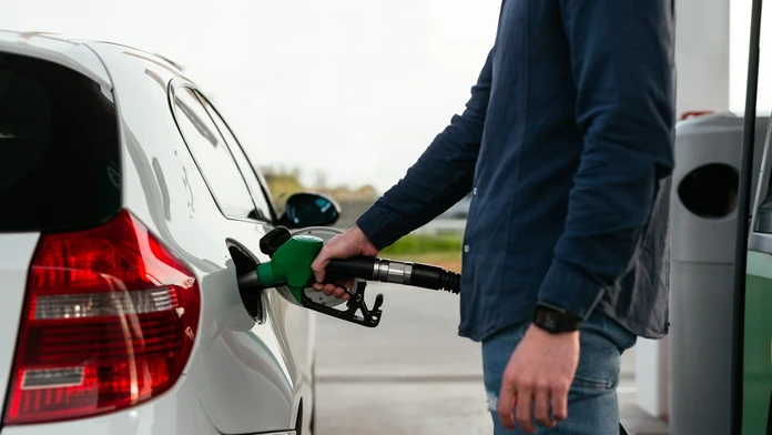Muž tankuje benzín na pumpe 