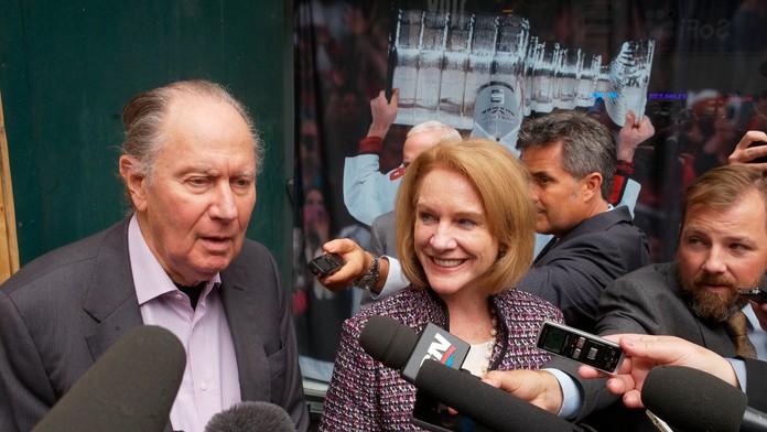 Predstavitelia Seattlu David Bonderman (vľavo) a Jenny Durkanová hovoria o možnej účasti mesta v NHL.