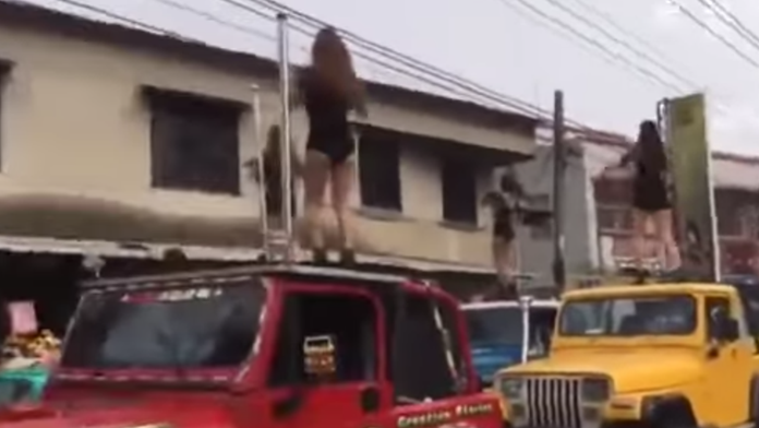 Zábery netradičnej procesie.