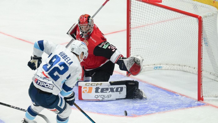 Miloš Bubela a brankár Filip Belányi