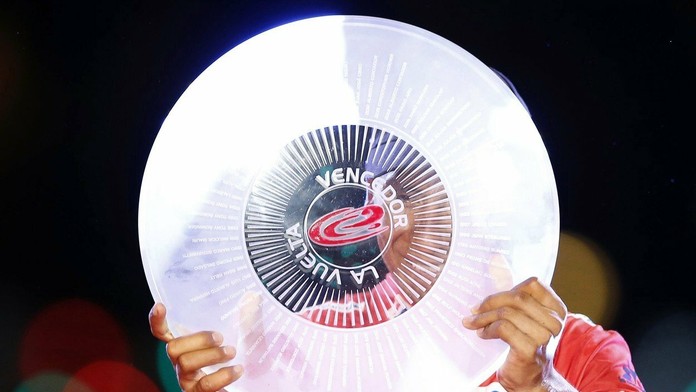 Vlaňajší víťaz Vuelty Nairo Quintana s trofejou.