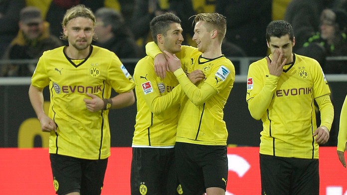 Nuri Sahin (druhý zľava) sa so spoluhráčmi z Dortmundu teší z gólu.