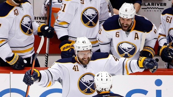 Andrej Meszároš sa teší po strelení svojho druhého gólu so spoluhráčom Nicolasom Deslauriersom v zápase Arizona Coyotes - Buffal