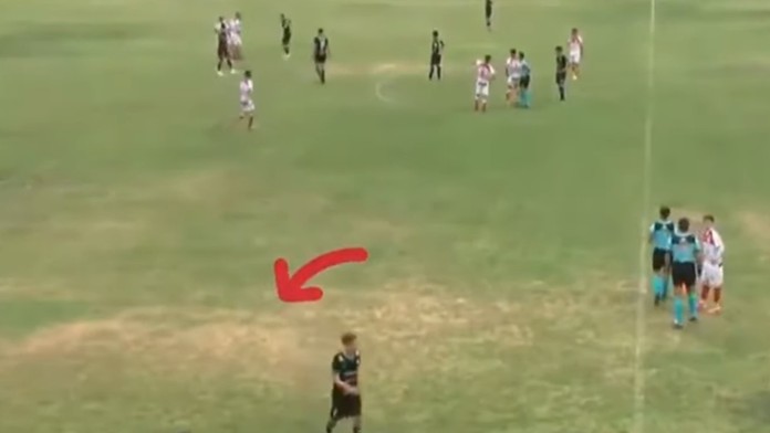 Záber z videa, na ktorom je tréner hostí.