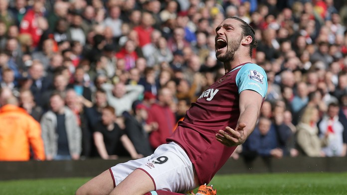 Na snímke útočník West Hamu Andy Caroll oslavuje svoj druhý gól v zápase Premier League West Ham United - Arsenal.