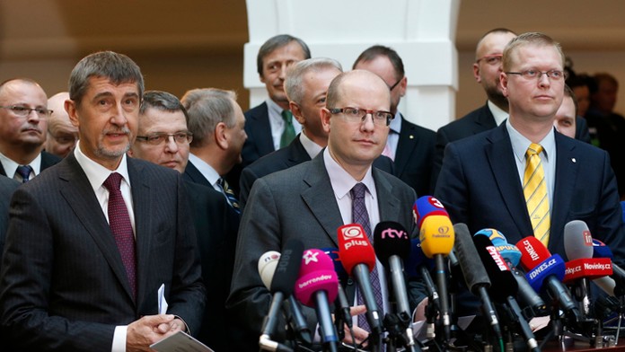 Predseda ČSSD Bohuslav Sobotka (uprostred), predseda hnutia ANO Andrej Babiš (vľavo) a predseda KDU-ČSL Pavel Bělobrádek (vpravo