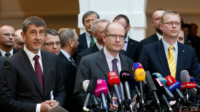 Predseda ČSSD Bohuslav Sobotka (uprostred), predseda hnutia ANO Andrej Babiš (vľavo) a predseda KDU-ČSL Pavel Bělobrádek (vpravo