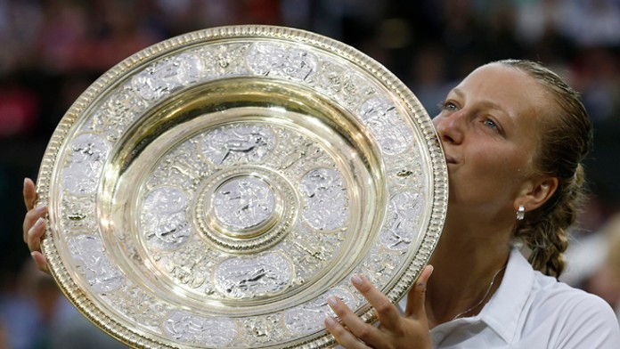 Česká tenistka Petra Kvitová bozkáva wimbledonskú trofej po jej víťazstve vo finále 
