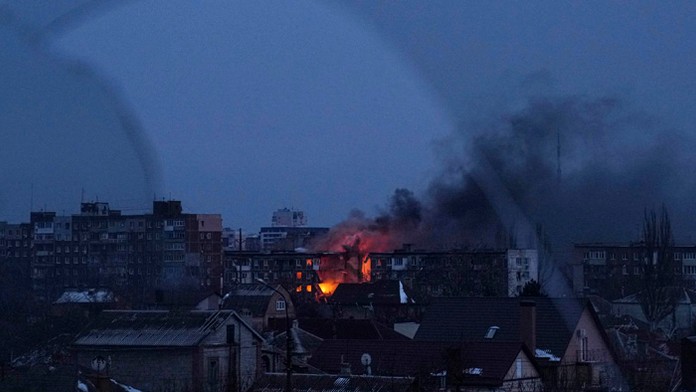 Požiar v bytovom dome po ostreľovaní obytnej štvrte v Mariupole.