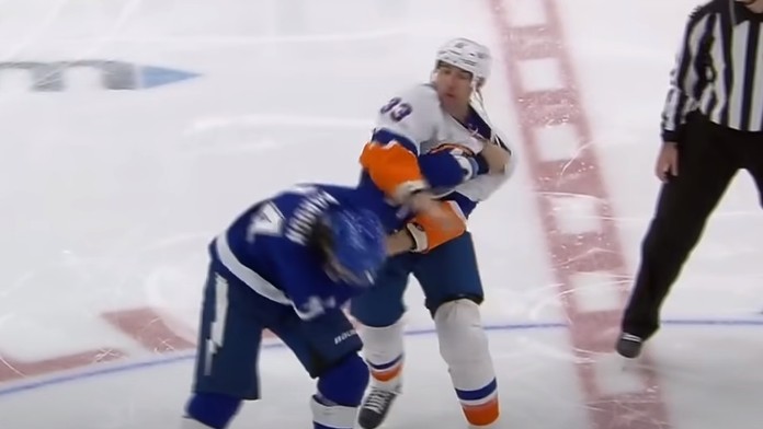 Zdeno Chára počas pästného súboja s Patrickom Maroonom.