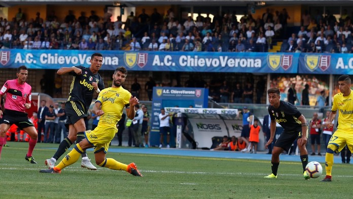 Cristiano Ronaldo strieľa na bránu Chieva Verona.