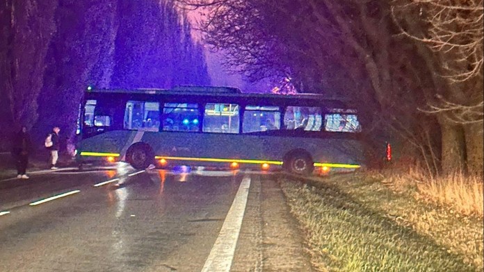 Tragický záver týždňa na západe Slovenska. Pre nehodu uzavreli cestu