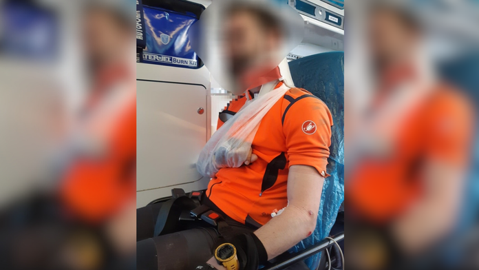 Na snímke je zranený cyklista, ktorý bol účastníkom nehody. 