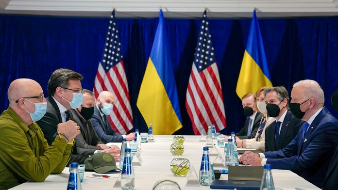 Americký prezident Joe Biden sa vo Varšave stretol s ukrajinskými ministrami.