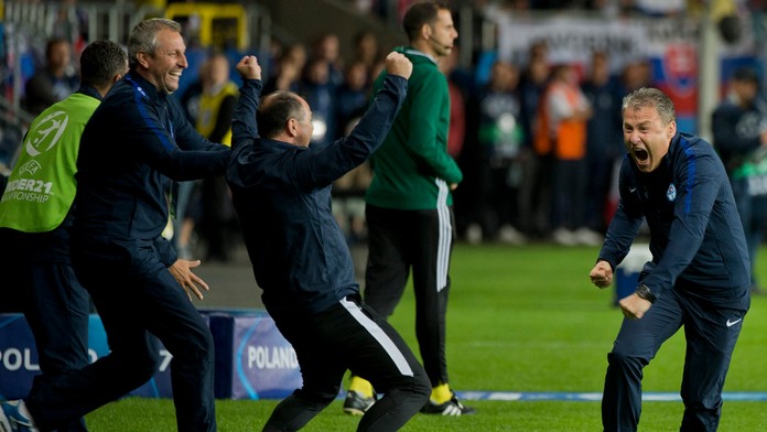 Na snímke vpravo tréner Slovenska Pavel Hapal sa raduje z víťazstva 2:1 proti Poľsku na ME 21.