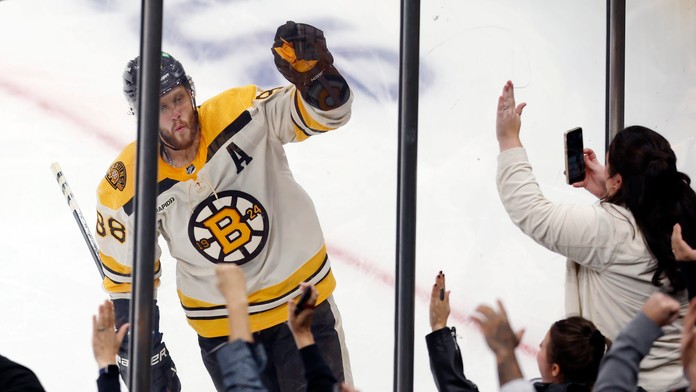 VIDEO: Pastrňák s troma bodmi, Slafkovský si pripísal dva mínusové body