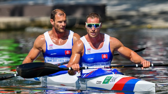 Slovenskí rýchlostní kajakári Erik Vlček a Juraj Tarr na trati semifinále K2 na 1000 metrov.