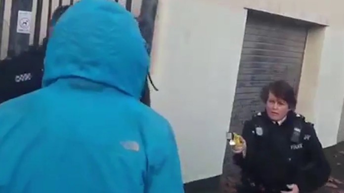 Policajtka spacifikovala muža elektrickým paralyzátorom.