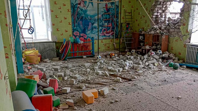 Poškodená budova po ostreľovaní škôlky v meste Stanycia Luhanska.