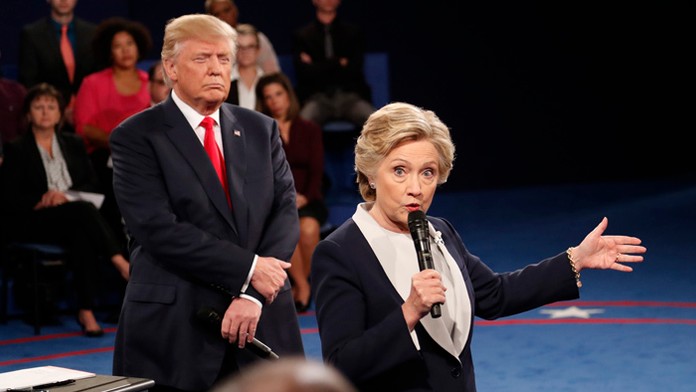 Druhý televízny duel Clintonovej a Trumpa bol ostrý a plný špiny.