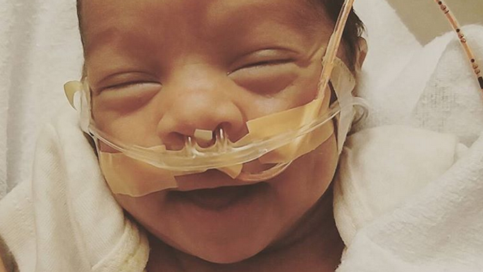 Chlapčekov príchod na svet bol poriadne dramatický. 