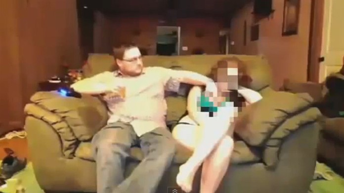 Ženu vyzliekol donaha a vysielal to v priamom prenose.jpg