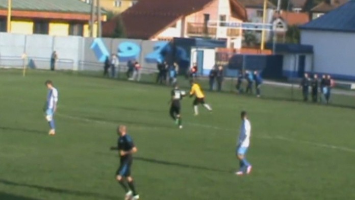 Brankár Medzilaboriec strieľa gól.