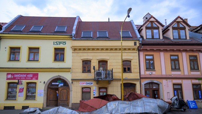 Na snímke odfúknutá strecha z budovy na Slovenskej ulici po intenzívnych búrkach v Prešove.